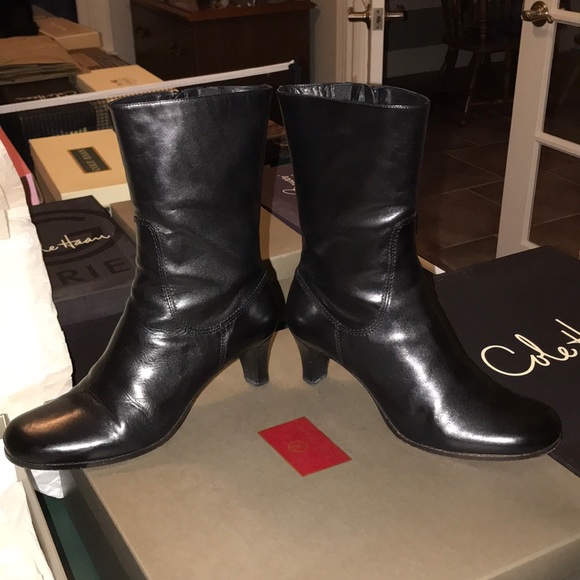 Simple black boots with a small heel - Picture 2 of 4